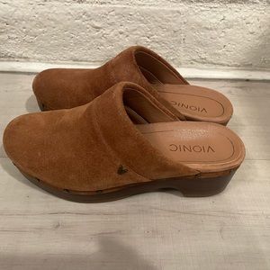 Vionic suede clogs size 5 retail $140